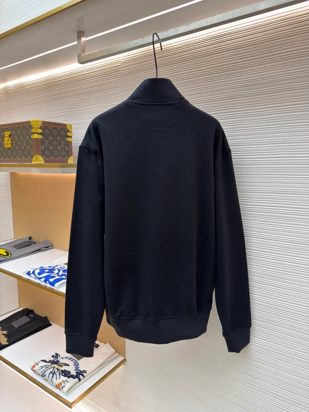 Ralph Lauren gold embroidered half turtleneck sweatshirt ●Original version: Purchased and developed at 1690 ●Item number: 1682168-A55 ●Material: Yayun fine cotton velvet feel fabric ●Technology: embroidery production ●Color: black ●Version: Fitted version ●Weight: about 525 grams ●Size: S-M-L-XL ●Description: Customized Yayun fine velvet feeling material, soft and silky, comfortable and skin-friendly, with a pure black tone as the base color The plaid twill trim on the neckline carries the elegance and retro style of the British style. The exquisite golden pony logo is embellished with it, making it a focal point and highly recognizable. Simple and smooth lines outline the overall outline. The half-zipper design is sublimated, casual yet stylish. In the name of design, it creates a new fashion realm for sweatshirts. Adopt imported machine embroidery technology, use advanced computer control systems and precision mechanical components to achieve pony logo embroidery operations with high precision. The lines are smooth and delicate, and the fabrics have been washed. It has a better hand feel and texture, is not easy to deform, is not easy to shrink, is not easy to fade, and maintains long-term beauty. The overall wiring is straight and delicate, the fabric is comfortable and soft, and the color is consistent without color difference. It can be matched with the same style to create a fashionable look and control various occasions. Customized accessories, complete with three standards, same style for men and women!
